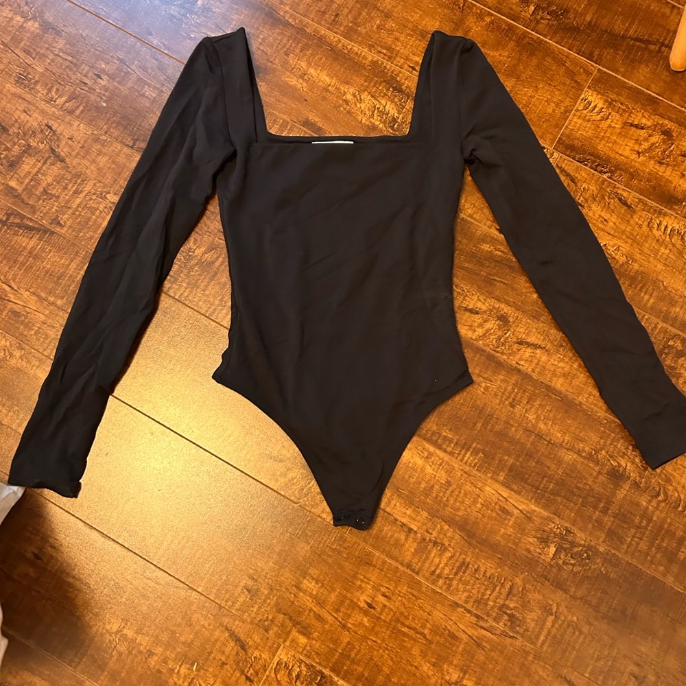 Bkack Babaton square neck bodysuit
sz xs